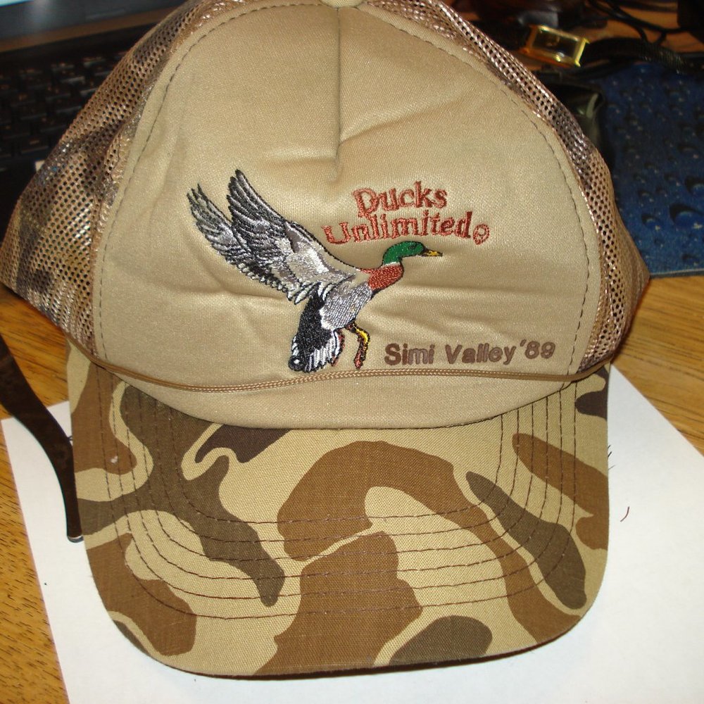 VINTAGE 1980'S DUCKS UNLIMITED SIMI VALLEY CAMO PADDED MESH SNAPBACK TRUCKER CAP